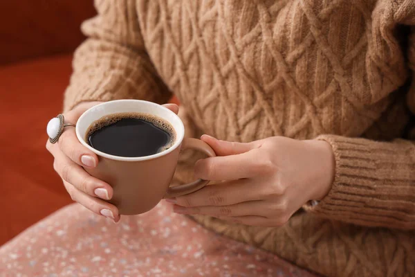 Kényelmes Kanapén Kezében Csésze Finom Kávé — Stock Fotó