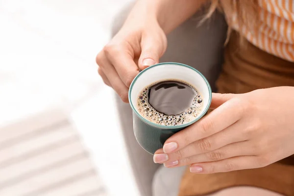 Vrouw Zittend Een Gezellige Fauteuil Met Een Kopje Heerlijke Koffie — Stockfoto