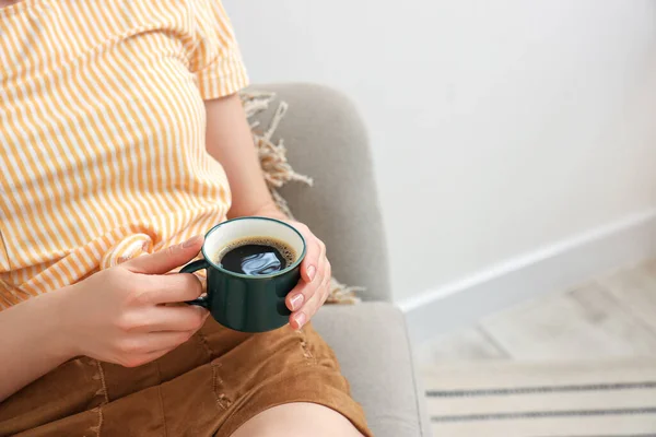 Γυναίκα Κάθεται Ζεστή Πολυθρόνα Και Κρατώντας Φλιτζάνι Νόστιμο Καφέ — Φωτογραφία Αρχείου