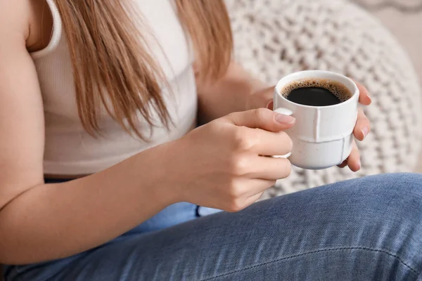 女人坐在地板上 端着一杯美味的咖啡 — 图库照片