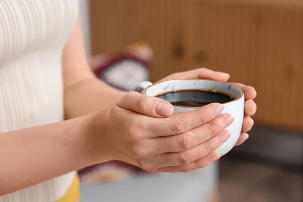 Vrouw Met Kopje Heerlijke Koffie Close — Stockfoto