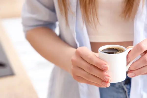 Vrouw Met Kopje Heerlijke Koffie Keuken — Stockfoto