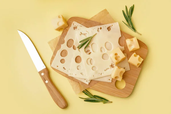 Sarı Arka Planda Sviçre Peyniri Parçaları Olan Tahta — Stok fotoğraf