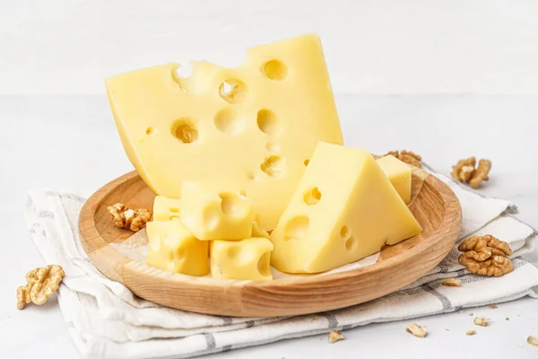 Teller Mit Stücken Von Schweizer Käse Und Walnuss Auf Weißem — Stockfoto