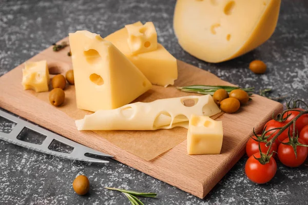 Board Pieces Swiss Cheese Olives Grey Background — Stock Photo, Image