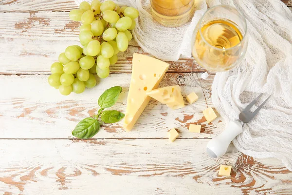 Lezzetli Sviçre Peyniri Hafif Ahşap Arka Planda Bir Bardak Şarap — Stok fotoğraf
