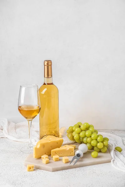Доска Вкусным Швейцарским Сыром Стаканом Бутылкой Вина Светлом Фоне — стоковое фото