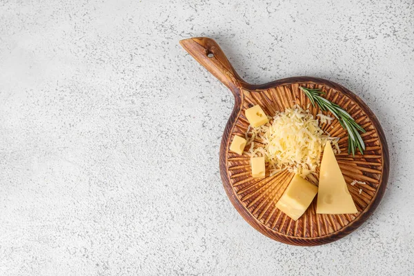 Деревянная Доска Вкусным Швейцарским Сыром Светлом Фоне — стоковое фото