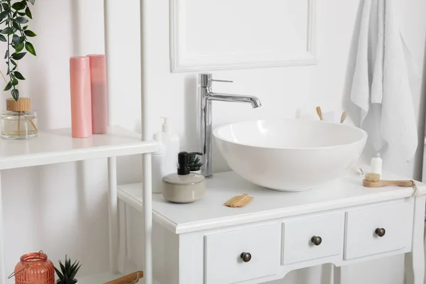 Waschbecken Mit Badeaccessoires Auf Dem Tisch Badezimmer — Stockfoto