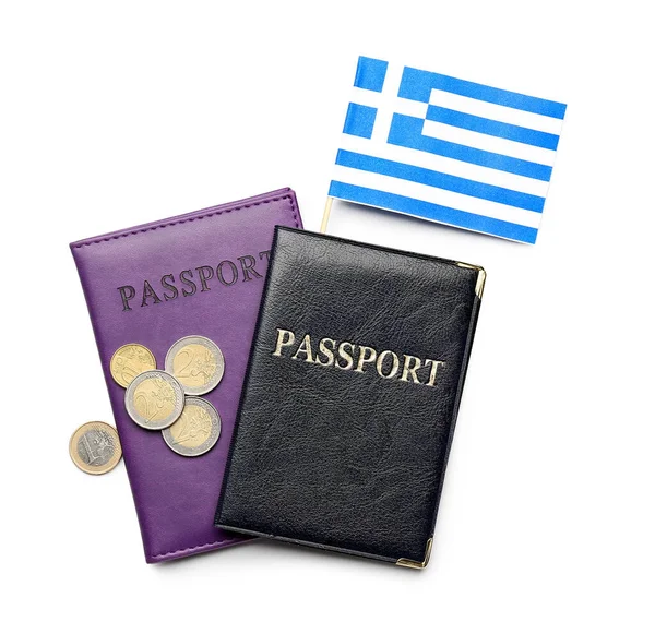 Bandeira Grécia Passaportes Moedas Euro Isoladas Sobre Fundo Branco — Fotografia de Stock
