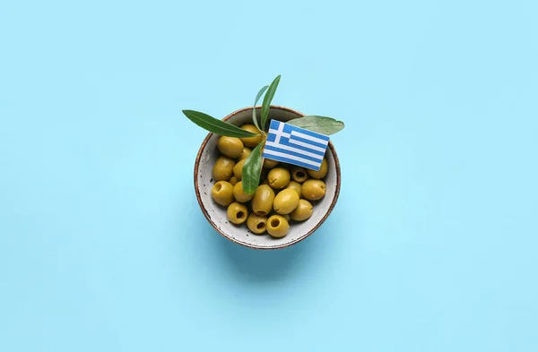 Taça Com Deliciosas Azeitonas Verdes Bandeira Grécia Fundo Azul — Fotografia de Stock