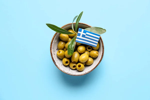 Taça Com Deliciosas Azeitonas Verdes Bandeira Grécia Fundo Azul — Fotografia de Stock