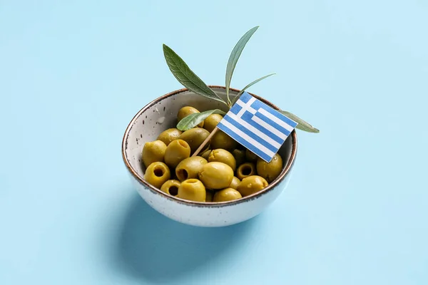 Bol Avec Délicieuses Olives Vertes Drapeau Grèce Sur Fond Bleu — Photo