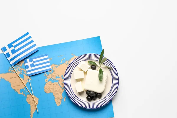 希腊国旗 世界地图和盘子 上面有白色背景的奶酪 — 图库照片