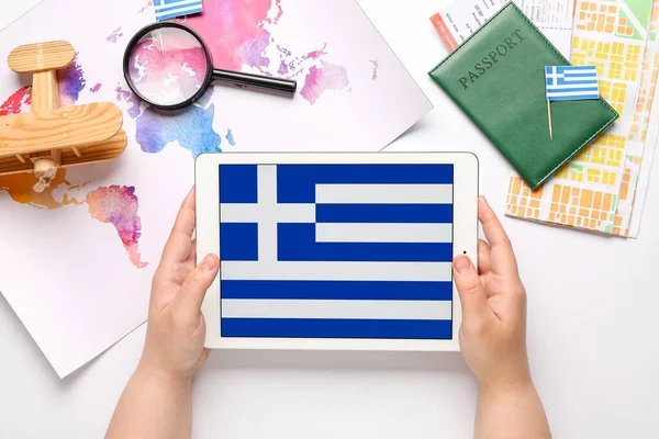 Gazdaság Tabletta Számítógép Zászló Görögország Közelében Világtérkép Útlevél Fehér Alapon — Stock Fotó