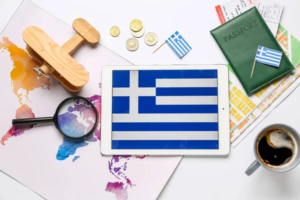 Tablette Avec Drapeau Grèce Carte Monde Passeport Avion Bois Isolé — Photo