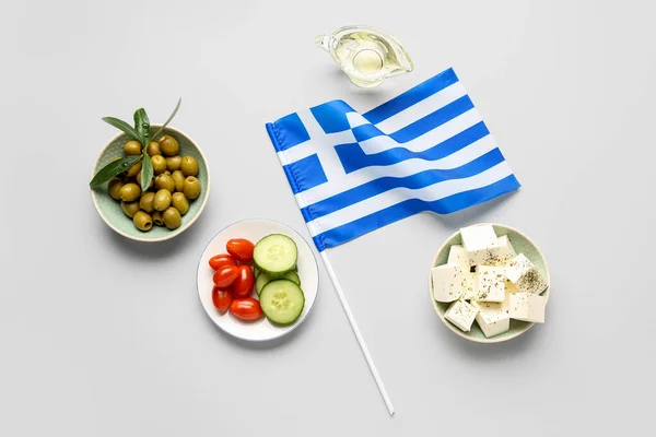 希腊国旗和白底上有意大利奶酪 黄瓜和西红柿的盘子 — 图库照片