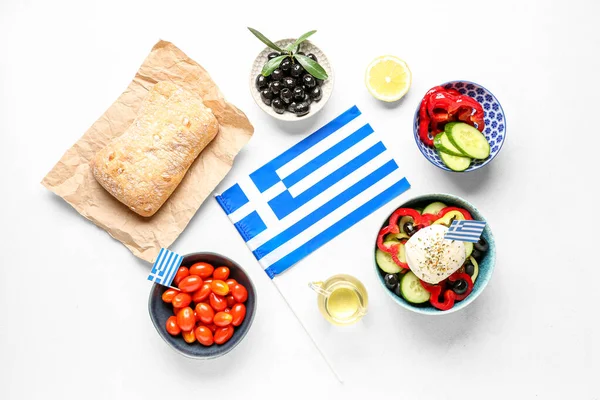 希腊国旗和白桌上不同食物的组合 — 图库照片