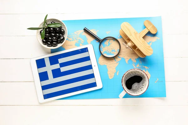Tablet Computador Com Bandeira Grécia Avião Madeira Azeitonas Mapa Mundo — Fotografia de Stock