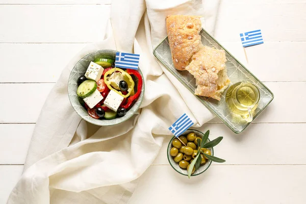 Plats Avec Pain Ciabatta Salade Olives Vertes Drapeaux Grèce Sur — Photo