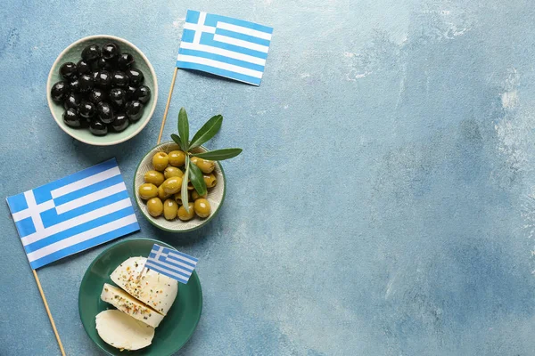 Tányérok Mozzarella Sajttal Olajbogyóval Zászlókkal Görögország Kék Grunge Asztalon — Stock Fotó