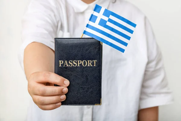 Mulher Segurando Passaporte Com Bandeira Grécia Fundo Branco — Fotografia de Stock