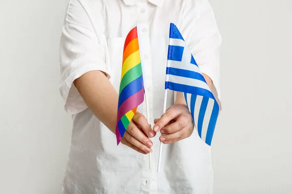 Mulher Segurando Bandeiras Grécia Lgbt Fundo Branco — Fotografia de Stock