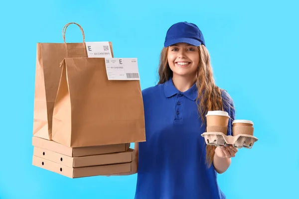 女性宅配便で食べ物や飲み物で青の背景 — ストック写真