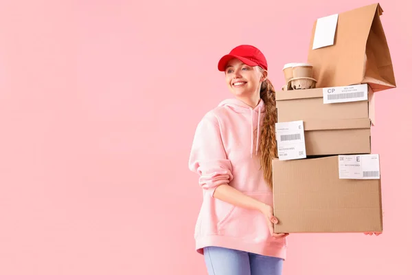 女性宅配便小包や食べ物でピンクの背景 — ストック写真