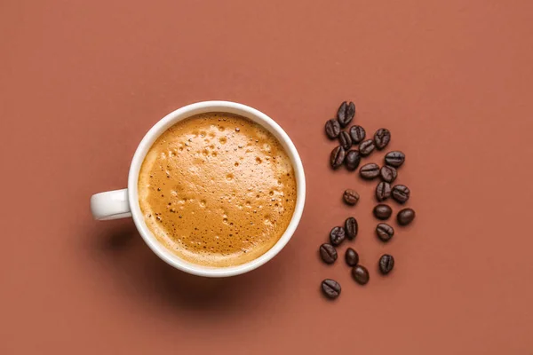 Filiżanka Gorącego Espresso Ziarna Kawy Brązowym Tle — Zdjęcie stockowe