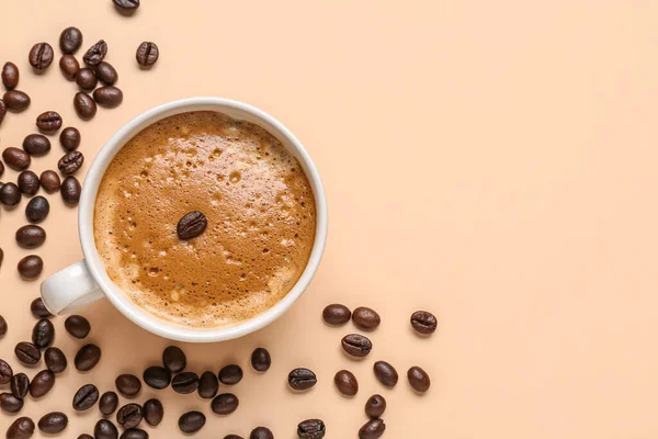 ベージュ地にホットエスプレッソとコーヒー豆のカップ — ストック写真