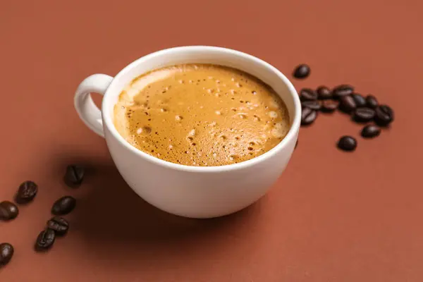 Filiżanka Gorącego Espresso Ziarna Kawy Brązowym Tle — Zdjęcie stockowe