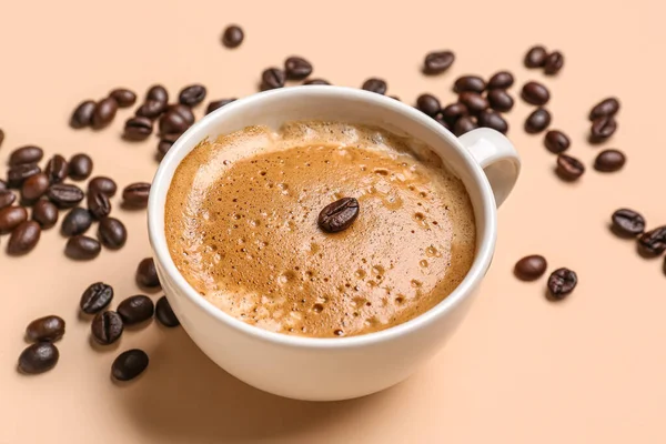 ベージュ地にホットエスプレッソとコーヒー豆のカップ — ストック写真
