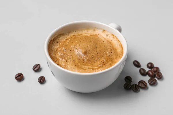 Filiżanka Gorącego Espresso Ziarna Kawy Szarym Tle — Zdjęcie stockowe