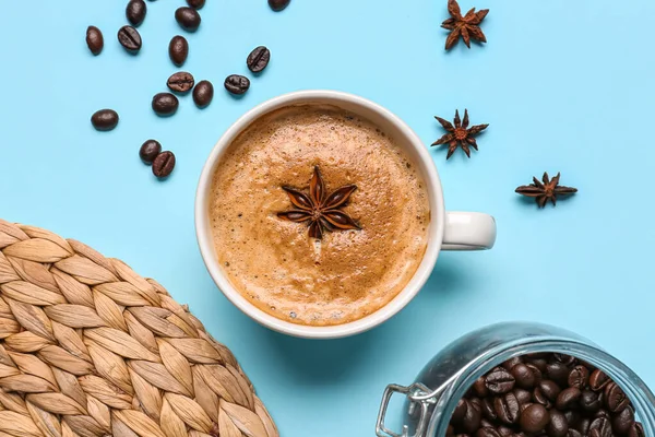 Mavi Arka Planda Bir Fincan Sıcak Espresso Kahve Çekirdeği — Stok fotoğraf