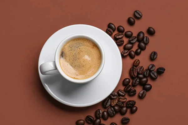 Tasse Heißen Espresso Und Kaffeebohnen Auf Braunem Hintergrund — Stockfoto