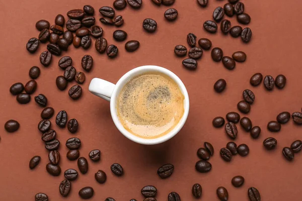 Kopje Hete Espresso Koffiebonen Bruine Achtergrond — Stockfoto
