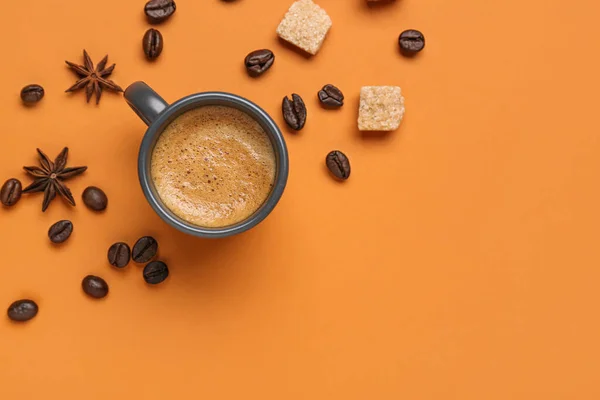Turuncu Arka Planda Bir Fincan Sıcak Espresso Şeker Kahve Çekirdeği — Stok fotoğraf