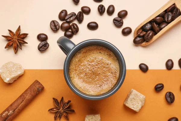 Filiżanka Gorącego Espresso Cukru Cynamonu Ziaren Kawy Tle Koloru — Zdjęcie stockowe