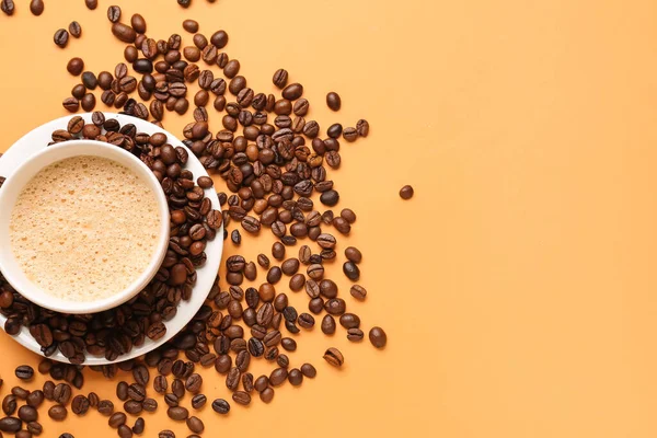 Kopje Hete Espresso Koffiebonen Oranje Achtergrond — Stockfoto
