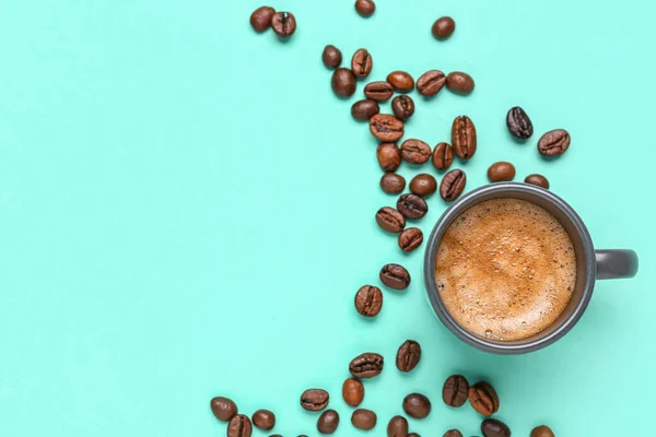 Tasse Heißen Espresso Und Kaffeebohnen Auf Blauem Hintergrund — Stockfoto