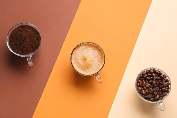 Bekers Van Hete Espresso Koffiebonen Kleurrijke Achtergrond — Stockfoto