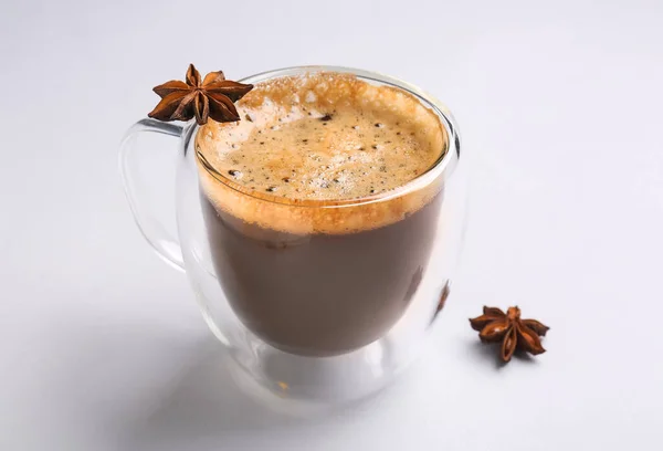 白底星形茴香一杯热浓缩咖啡 — 图库照片