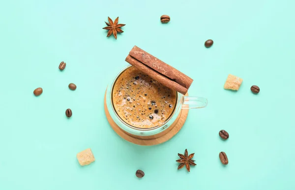Mavi Arka Planda Tarçınlı Bir Bardak Sıcak Espresso — Stok fotoğraf