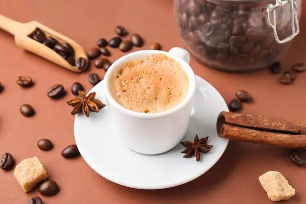 Tasse Heißen Espresso Und Glas Mit Kaffeebohnen Auf Braunem Hintergrund — Stockfoto