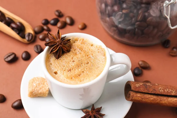 一杯热咖啡和咖啡豆 背景为褐色 — 图库照片