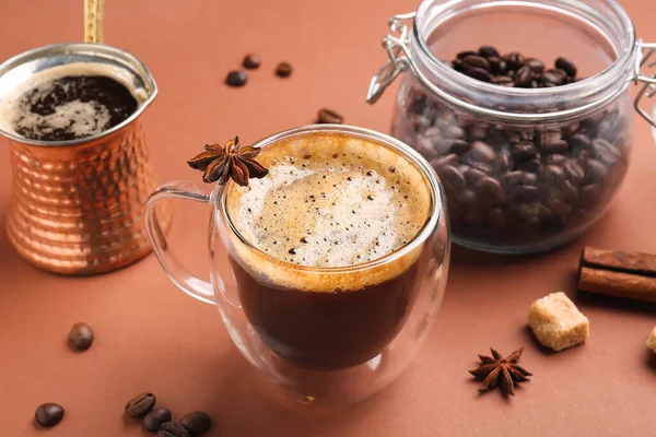 Kahverengi Arka Planda Cam Bardak Sıcak Espresso — Stok fotoğraf