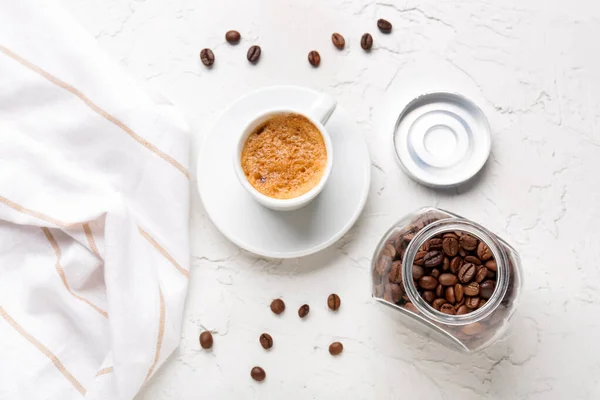 Beker Van Hete Espresso Pot Met Koffiebonen Witte Achtergrond — Stockfoto