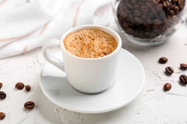 Filiżanka Gorącego Espresso Słoik Ziaren Kawy Białym Tle — Zdjęcie stockowe