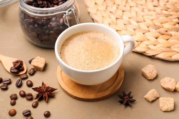 一杯热咖啡和咖啡豆 背景为褐色 — 图库照片